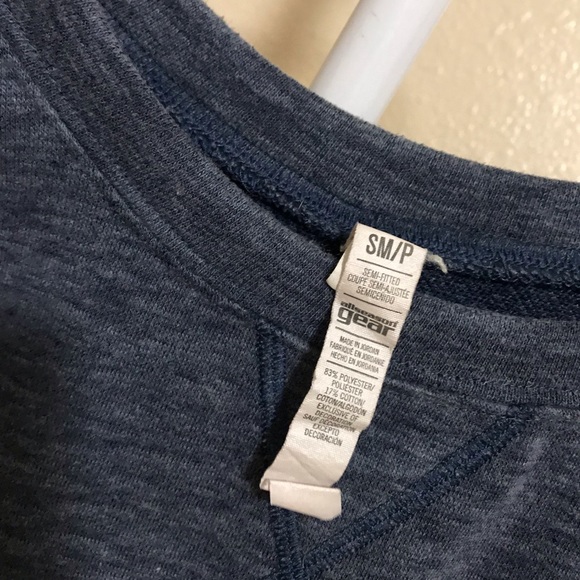 Women’s Under Armour Cropped Crewneck! - Picture 4 of 6